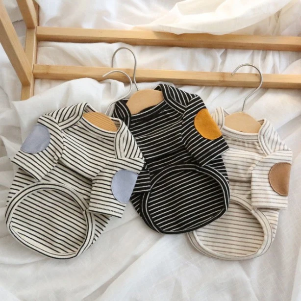 Gestreiftes Baumwollstrickhundetee mit El-Patches und abgerundetem Bauchschnitt