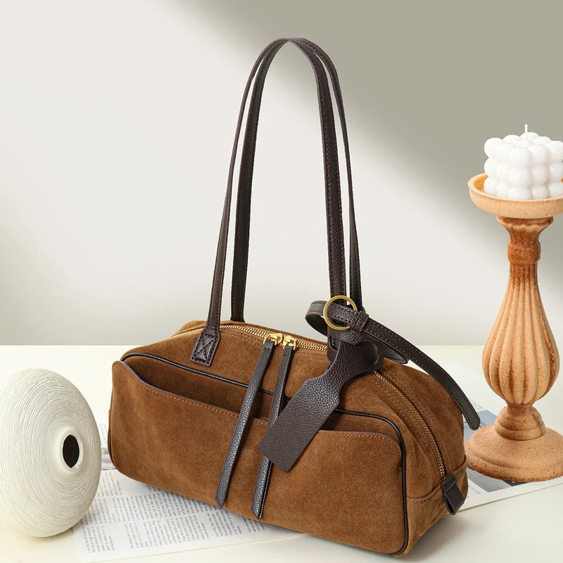 Wildleder Fass Schultertasche mit Oberreißverschluss, vorderer Einschubtasche & Lederbesatz