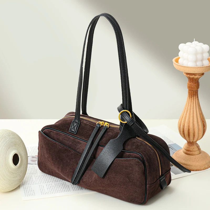 Wildleder Fass Schultertasche mit Oberreißverschluss, vorderer Einschubtasche & Lederbesatz