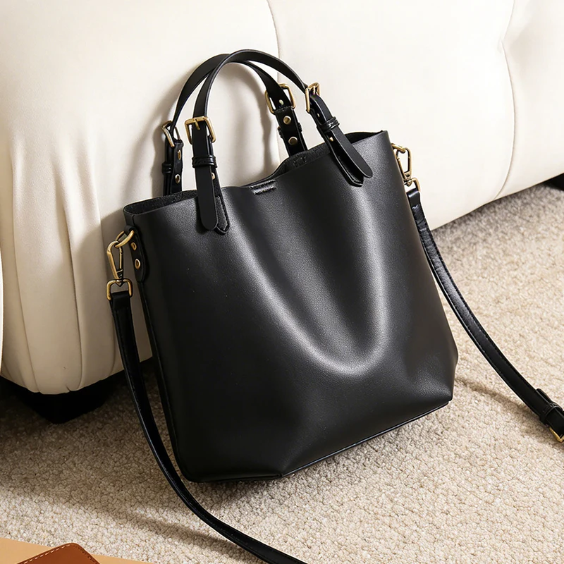 Strukturierte vegane Ledertasche mit verstellbarem Riemen und goldenen Beschlägen