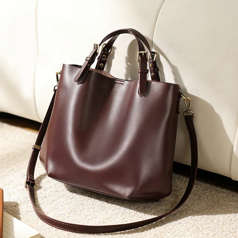 Strukturierte vegane Ledertasche mit verstellbarem Riemen und goldenen Beschlägen