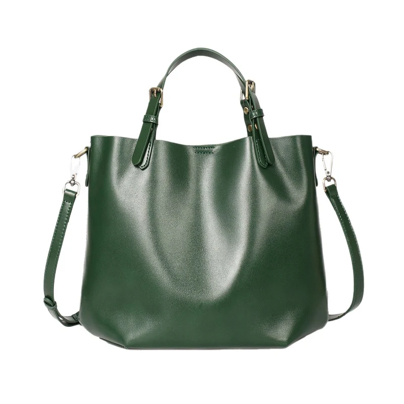 Strukturierte vegane Ledertasche mit verstellbarem Riemen und goldenen Beschlägen