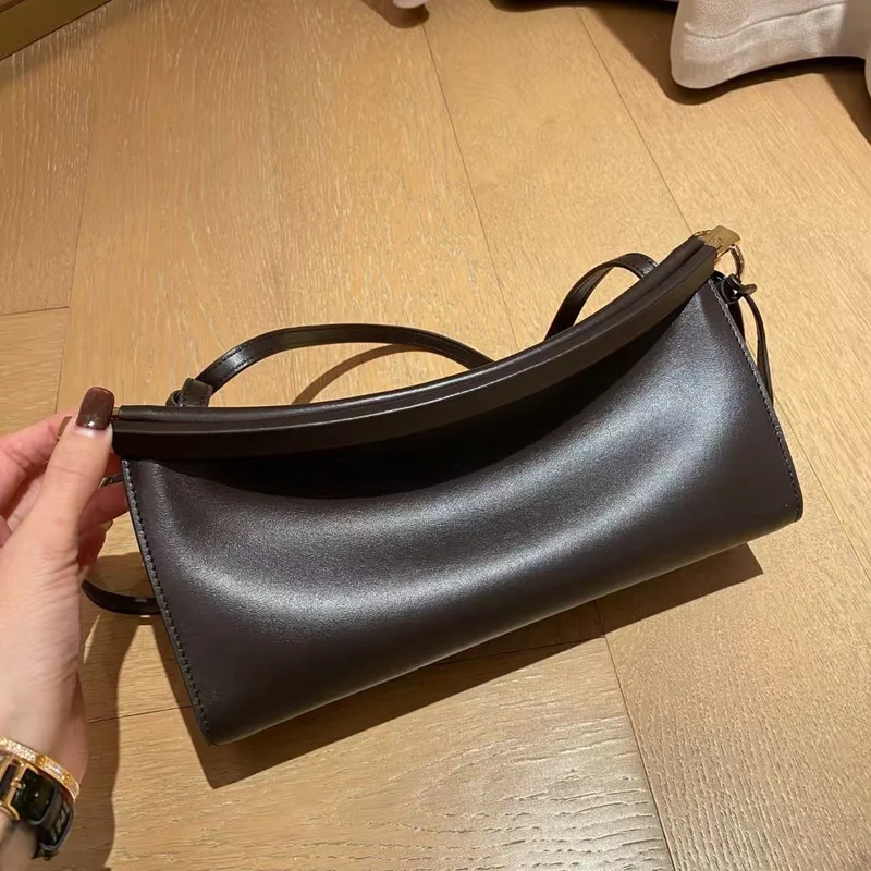 Strukturierte Leder Baguette Schultertasche mit goldener Hardware