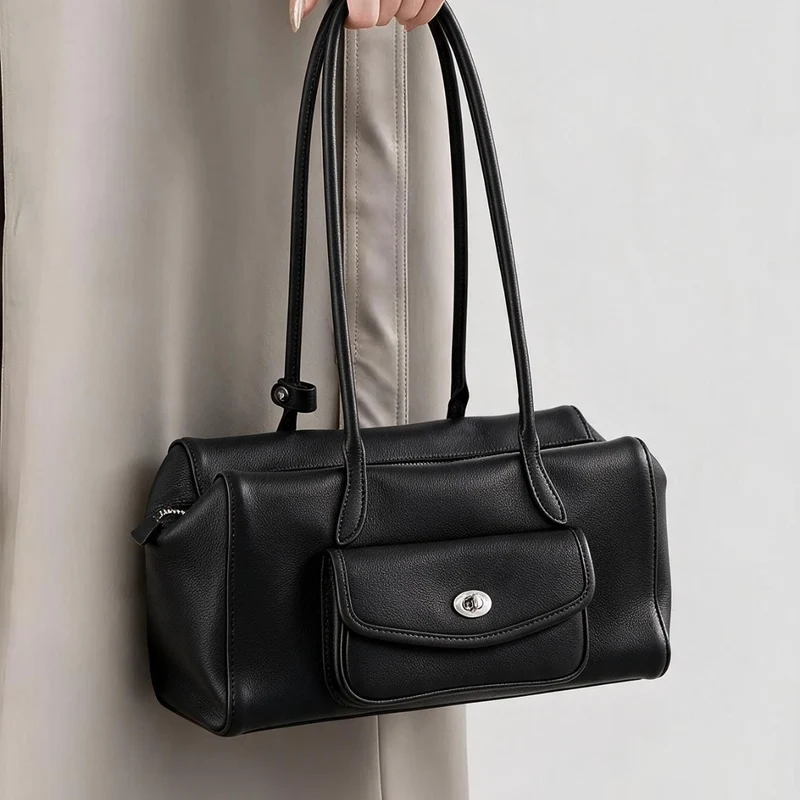 Strukturierte Barrel-Tote mit Front-Drehverschluss-Tasche und doppelten Schulterriemen