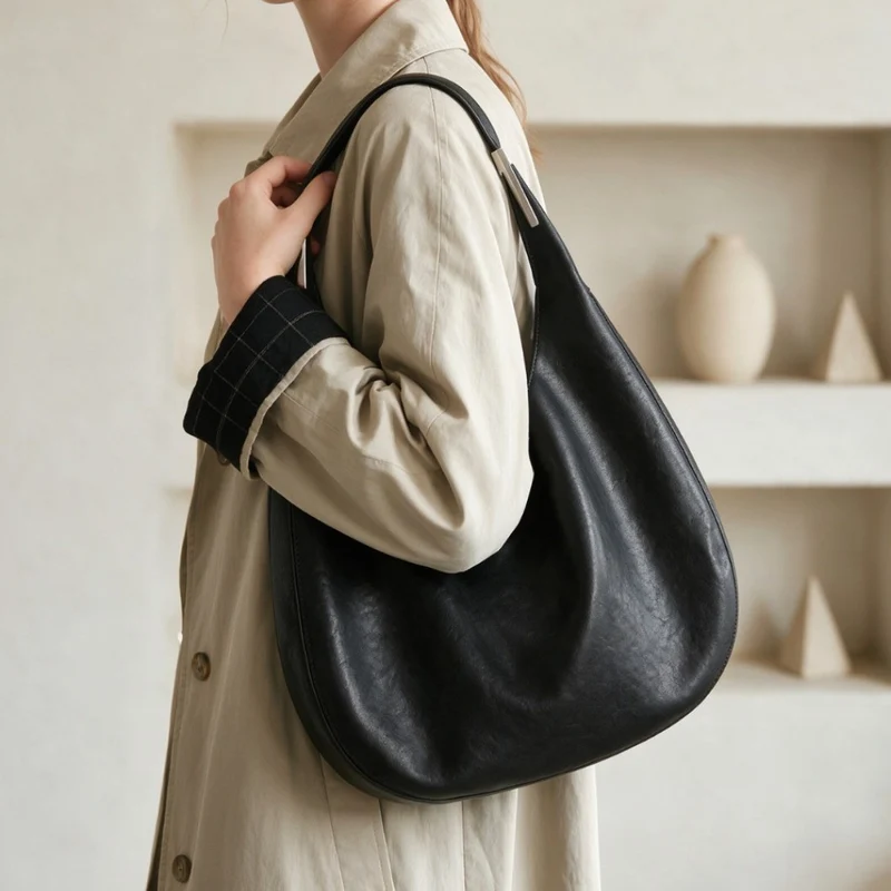 Weiche genarbte schlaffe Hobo-Schultertasche mit Metallbesatz-Griff