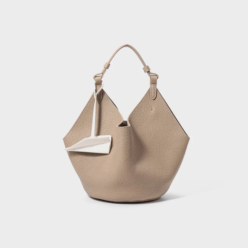Schlaffes geprägtes Leder Hobo-Bucket-Tasche mit Oberarm und geometrischer Silhouette