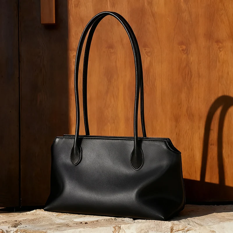 Schlanke Minimalistische Schultertasche mit langen Trägern