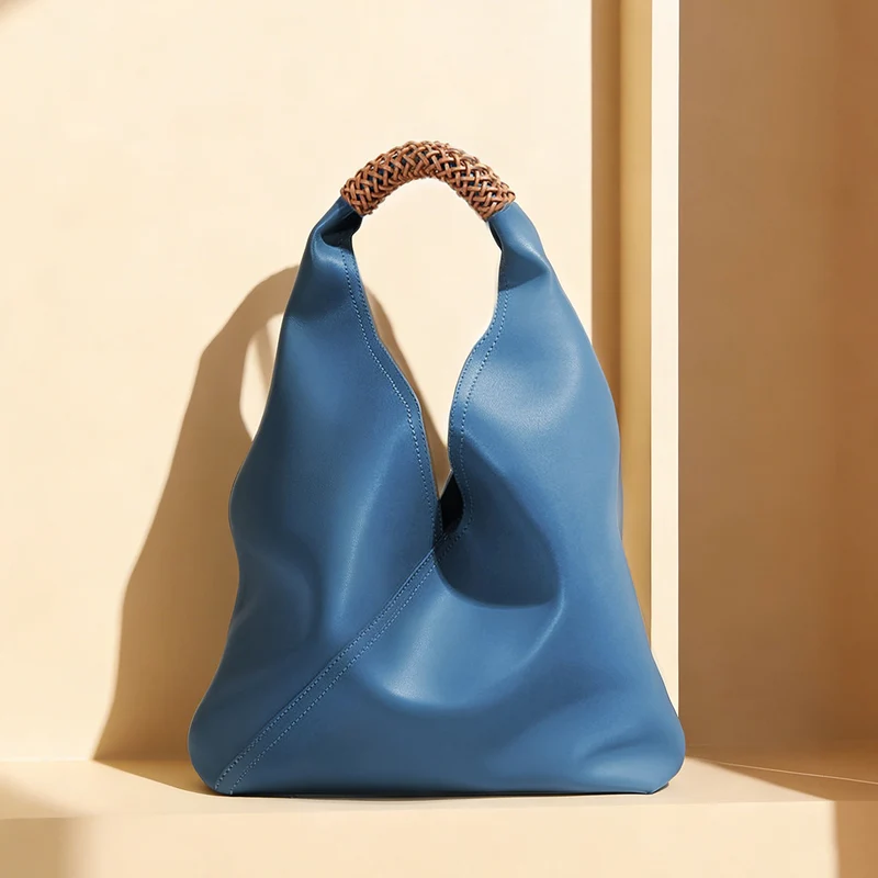 Skulpturaler weicher Leder Slouch Hobo Tote mit geflochtenem oberen Griff