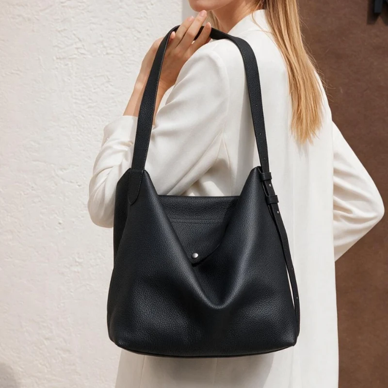 Skulpturale genoppte Leder-Optik Hobo Schultertasche mit verstellbarem Schnallenriemen