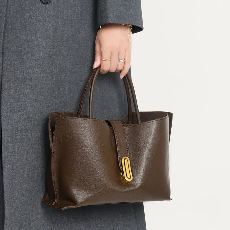 Skulptierte glatte, strukturierte Tasche mit abnehmbarem Schultergurt