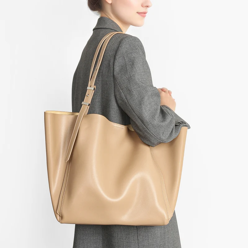 Skulptierte Slouch-Tasche mit verstellbaren, geschnallten Schulterträgern