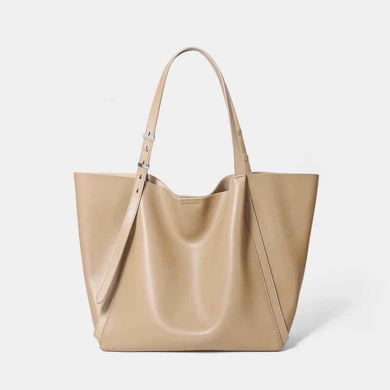 Skulptierte Slouch-Tasche mit verstellbaren, geschnallten Schulterträgern