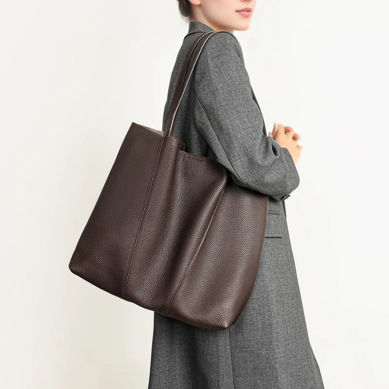 Oversized gepunktete Leder-Slouch-Tasche mit langen Schulterriemen