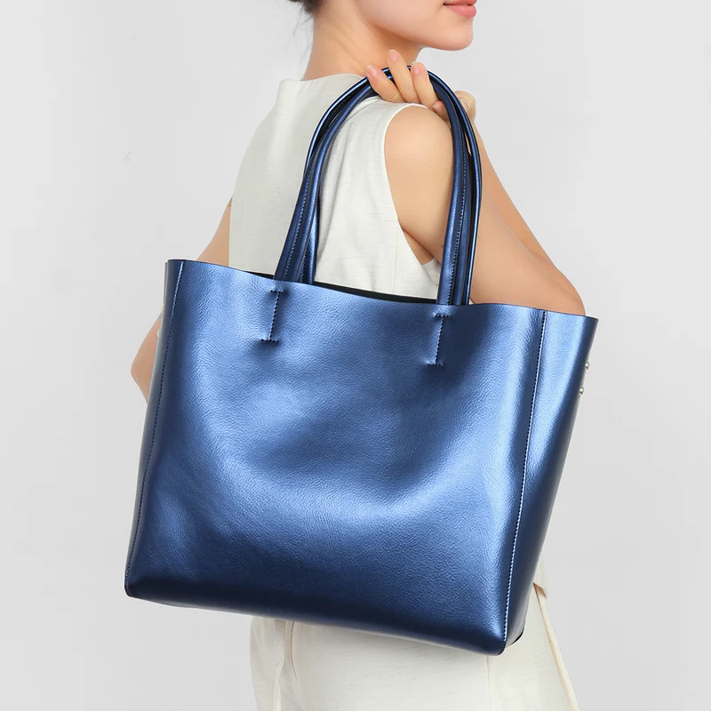 Metallic strukturierte Schultertasche mit doppelten Obergriffen