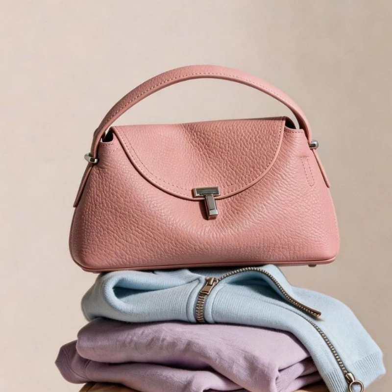 Gekurvte Umschlag-Top-Handle-Pebbled Satchel mit abnehmbarem Crossbody-Riemen