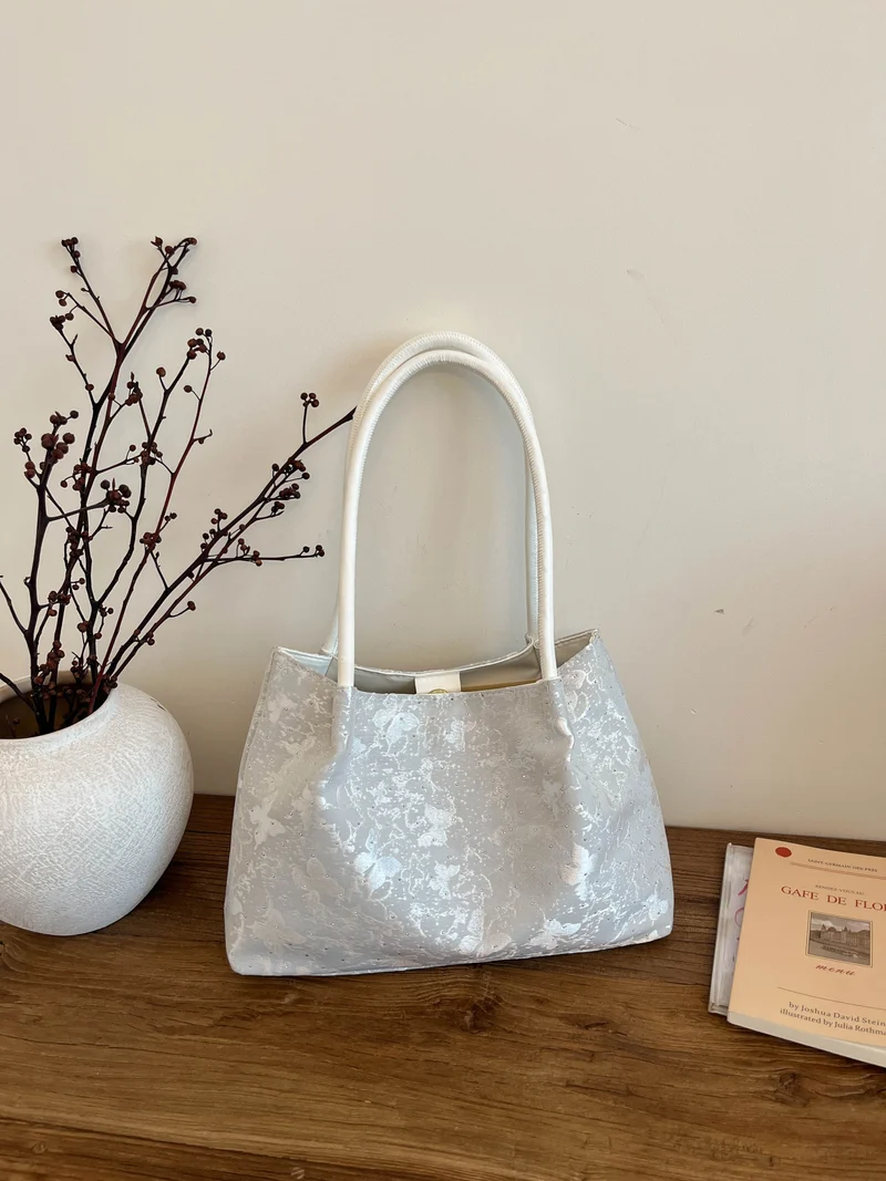 Stylische Handtasche mit metallischen Akzenten