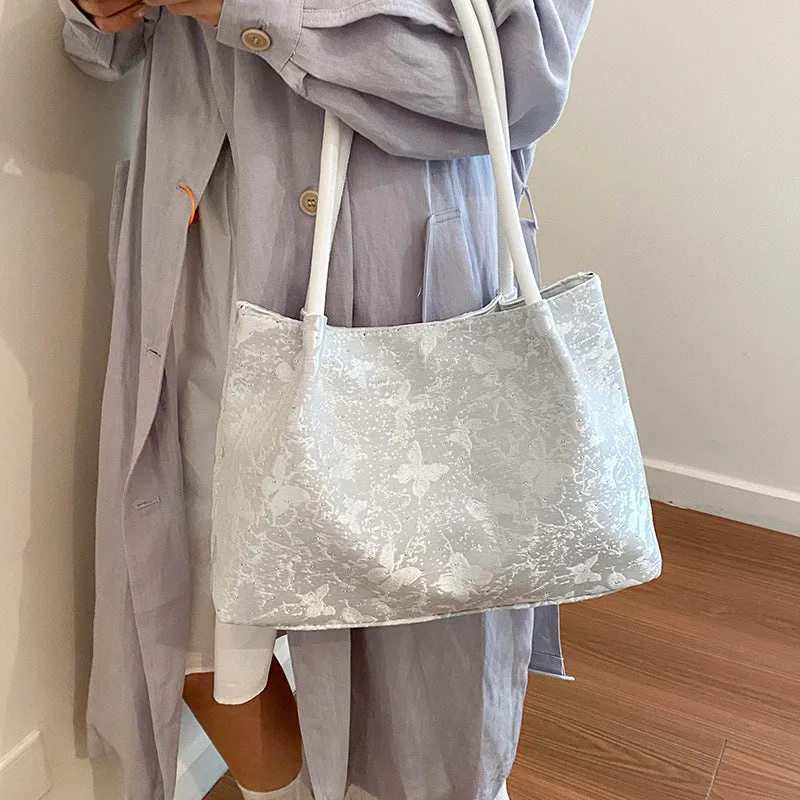 Stylische Handtasche mit metallischen Akzenten