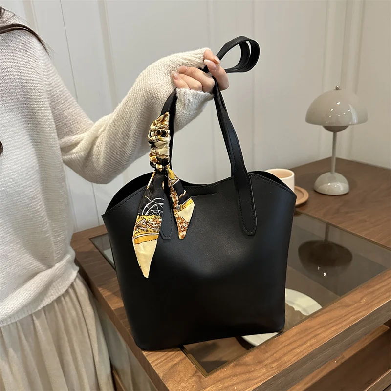 Elegante Tote Bag mit Schal-Akzenten