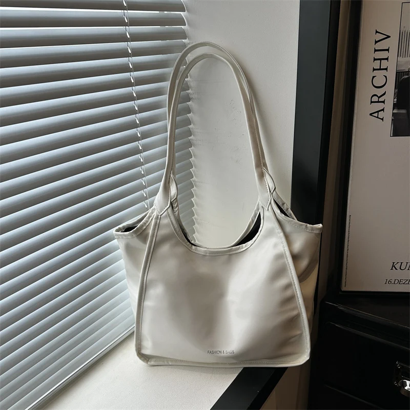 Schlanker minimalistischer Schulter-Shopper