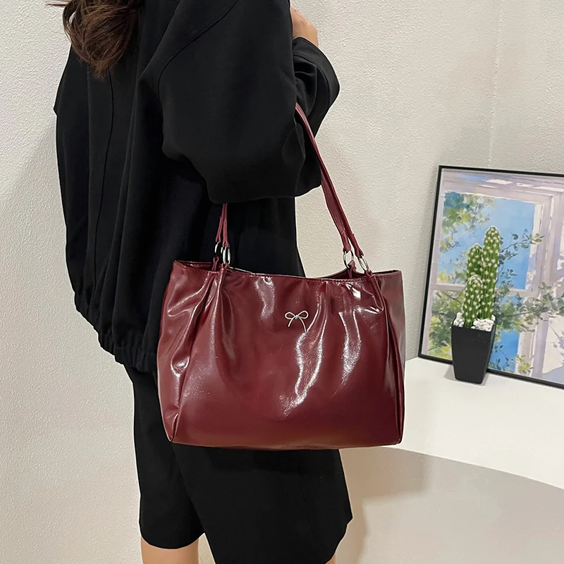 Schlanke zeitgenössische Schultertasche