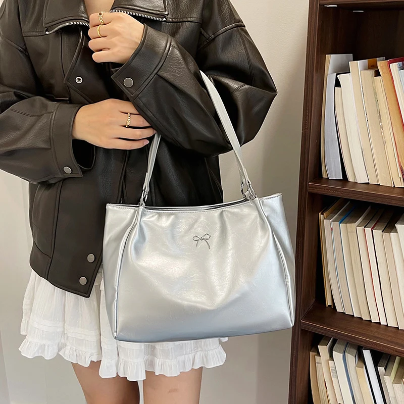 Schlanke zeitgenössische Schultertasche