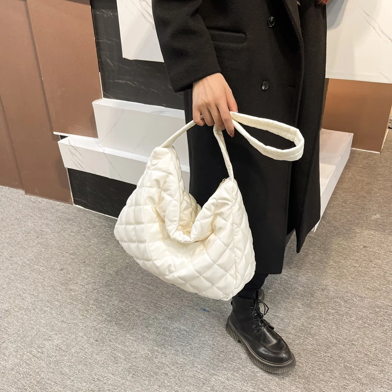 Gepolsterte Hobo-Handtasche