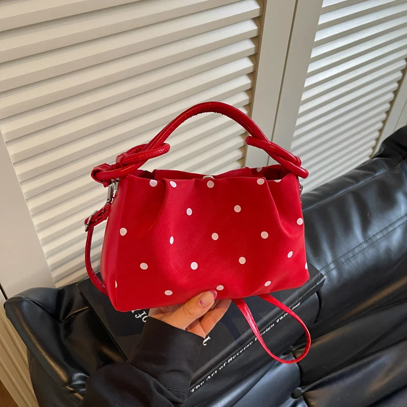 Verspielt gepunktete Handtasche