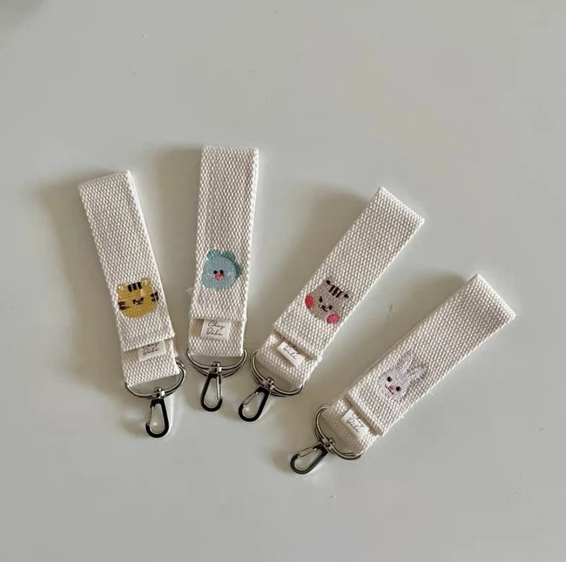Gewebtes Schlüsselband mit gesticktem Bärenmotiv und drehbaren Metallclips