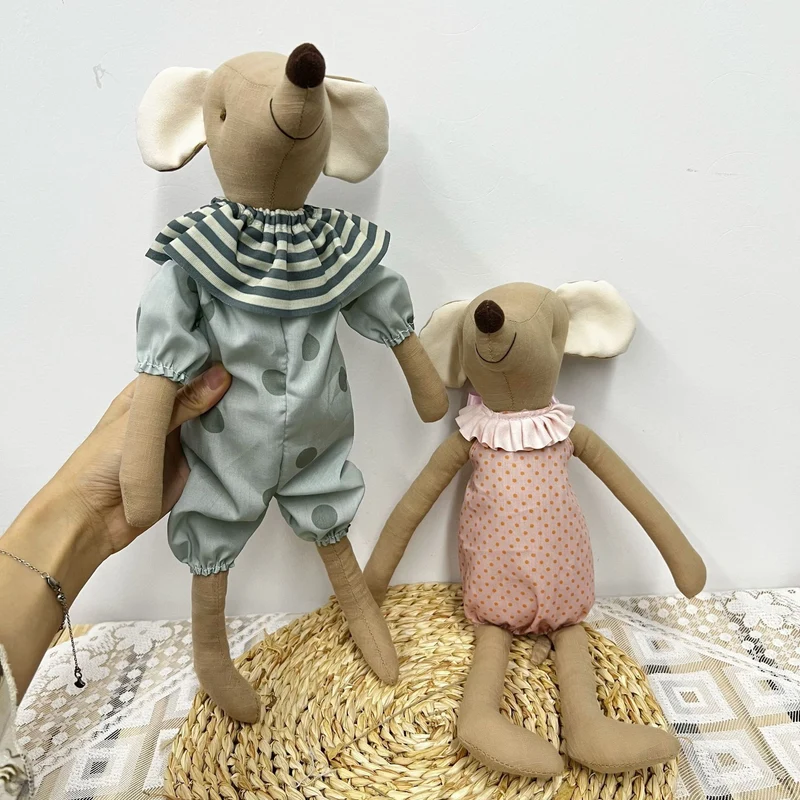 Vintage-inspirierte genähte Leinen-Elefant-Plüschpuppe mit gepunktetem Kleid