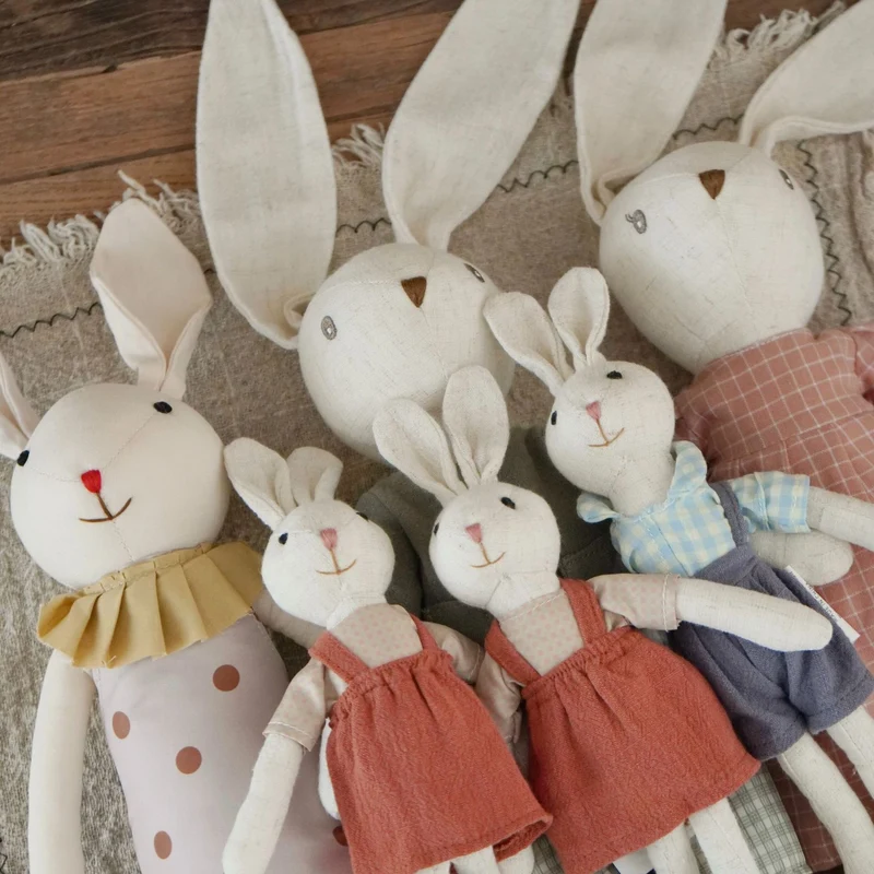 Weicher langbeiniger Leinen-Hase-Plüsch mit kariertem Kragen und gerüschten Latzhosen