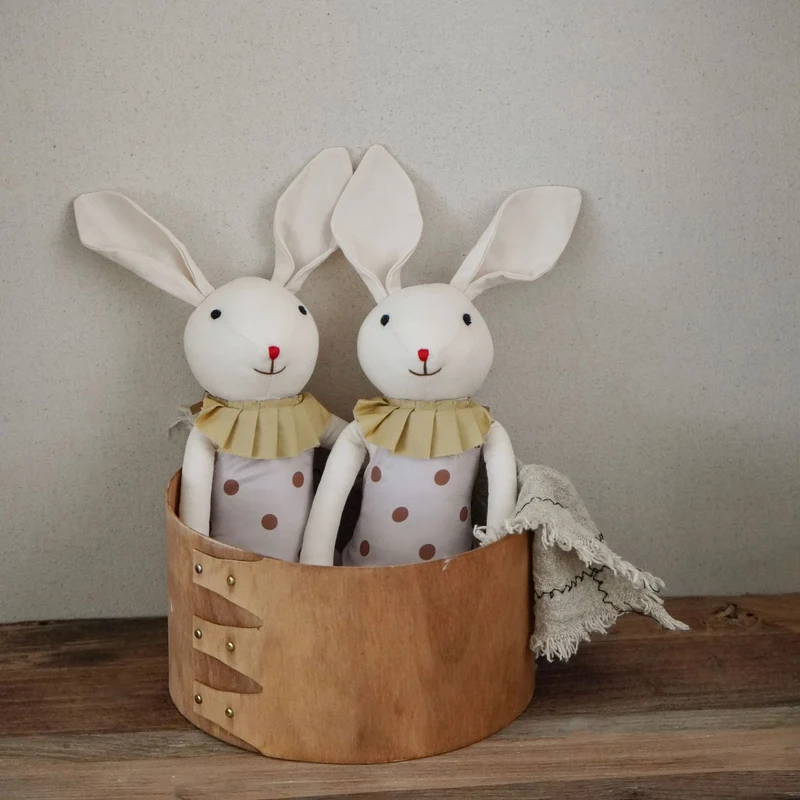 Weicher langbeiniger Leinen-Hase-Plüsch mit kariertem Kragen und gerüschten Latzhosen