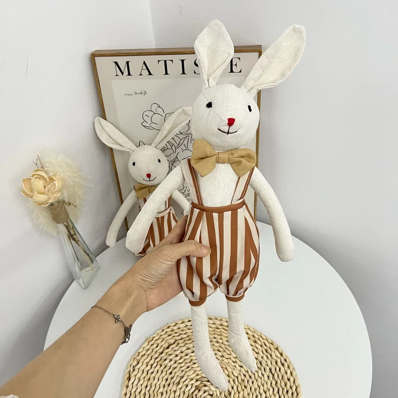 Weicher langbeiniger Leinen-Hase-Plüsch mit kariertem Kragen und gerüschten Latzhosen