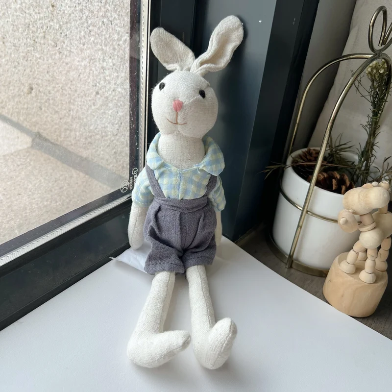 Weicher langbeiniger Leinen-Hase-Plüsch mit kariertem Kragen und gerüschten Latzhosen
