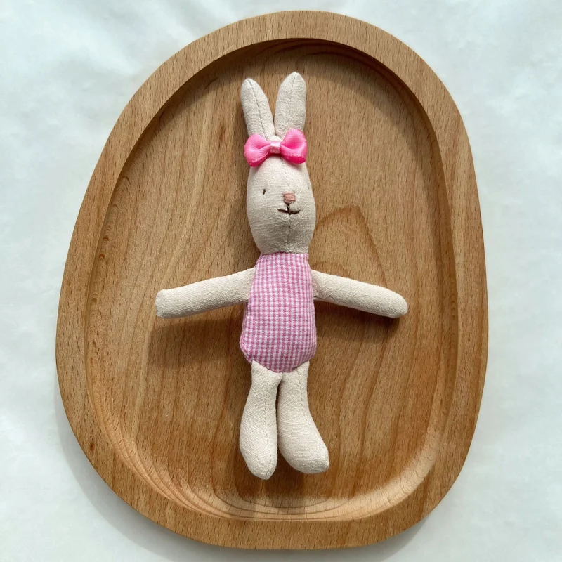 Weicher Leinenkaninchen-Kuschelpuppen mit rosa Gingham-Kleid und Satin-Schleife