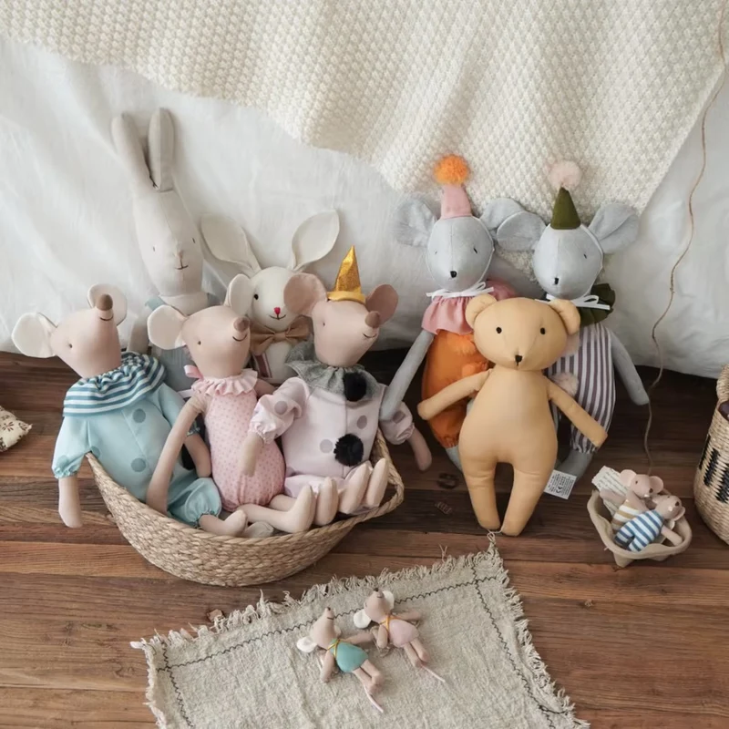 Weiche Leinen Lange Beinhase Plüschpuppe mit besticktem Overall