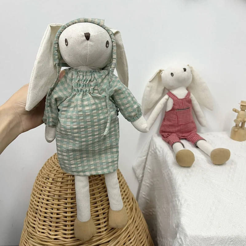 Weiche Leinenhase Puppe Paar mit abnehmbaren vintage-inspirierten Outfits