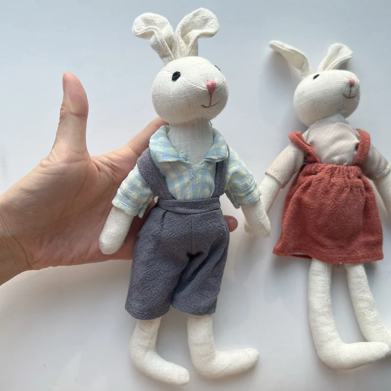 Weiche Leinenhase Puppe Paar mit abnehmbaren vintage-inspirierten Outfits