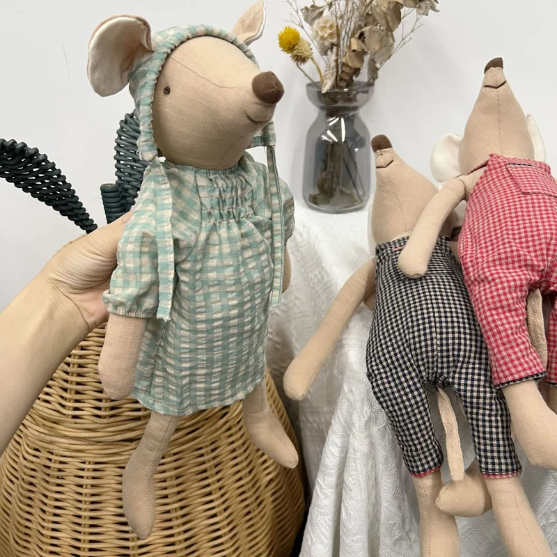 Weicher Artisan Mouse Komfortpuppe mit gepunktetem Baumwoll-Overall und Leinenkragen