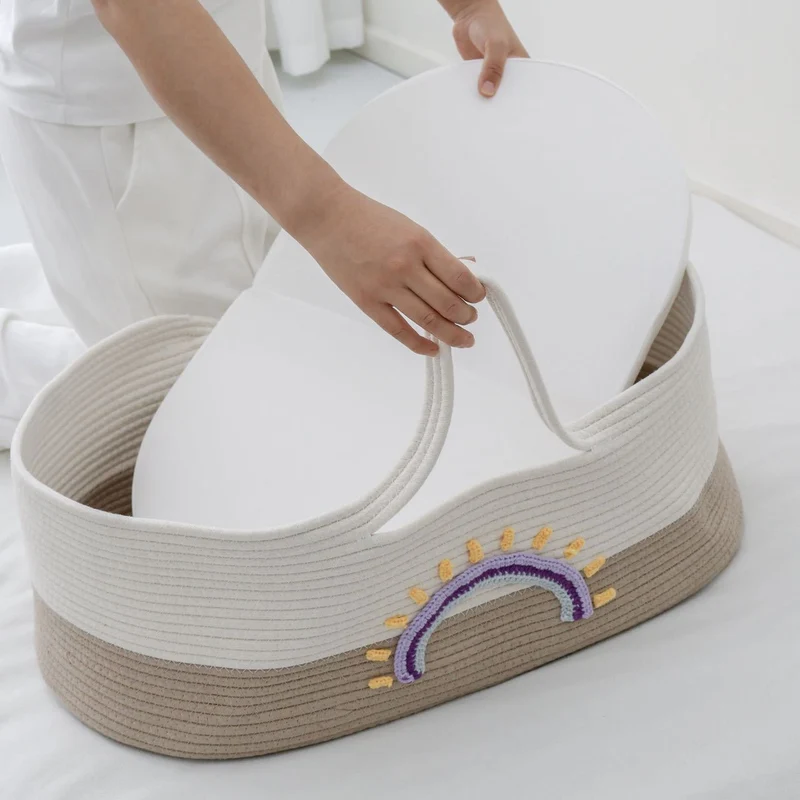 Gestepptes Baumwoll Portable Baby-Bassinet Nest mit gesticktem Regenbogen-Detail