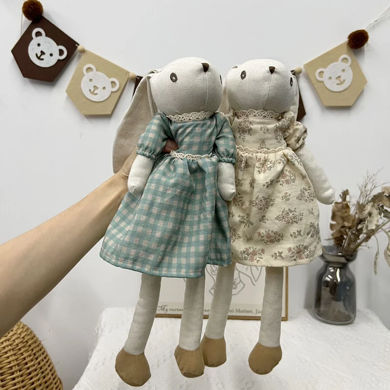 Plüsch-Leinen-Hasenpuppe mit langen Ohren, Fliege und abnehmbaren karierten Latzhosen