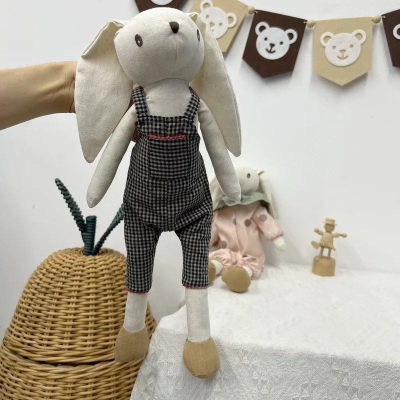 Plüsch-Leinen-Hasenpuppe mit langen Ohren, Fliege und abnehmbaren karierten Latzhosen