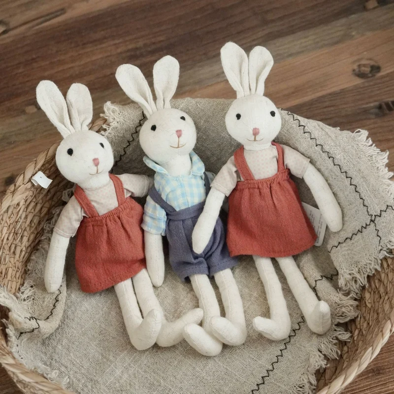 Handgefertigte Plüsch-Häschenpuppe mit floppy Ohren, gesticktem Gesicht und karierter Latzhose