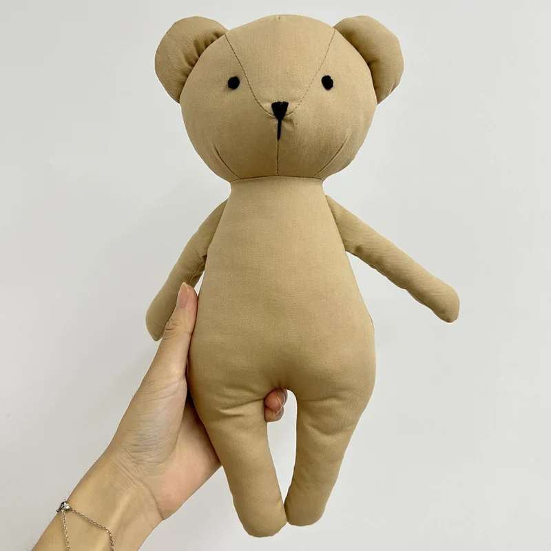 Handgefertigte Plüsch-Häschenpuppe mit floppy Ohren, gesticktem Gesicht und karierter Latzhose