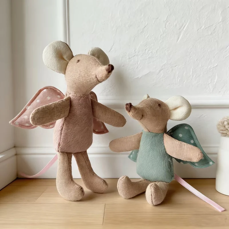 Handgefertigte Baumwollplüschmaus Puppe mit gehäkeltem Kleid