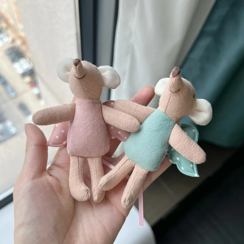 Handgefertigte Baumwollplüschmaus Puppe mit gehäkeltem Kleid