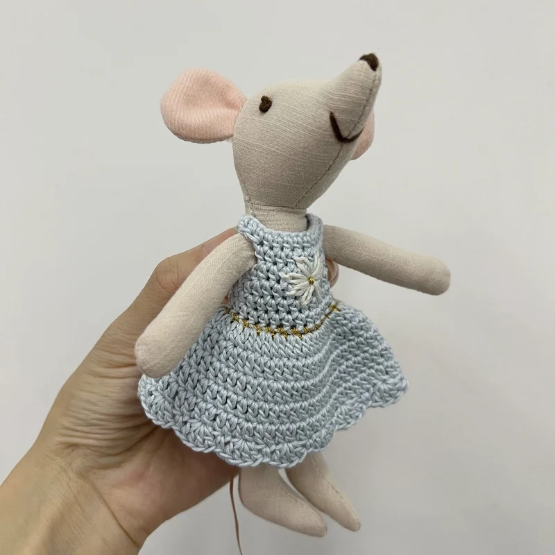 Handgefertigte Baumwollplüschmaus Puppe mit gehäkeltem Kleid