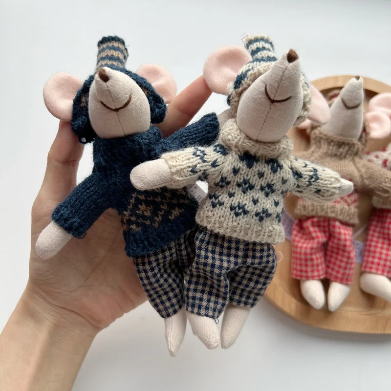 Handgefertigte Baumwoll-Plüschmaus Puppe mit gehäkeltem Kleid