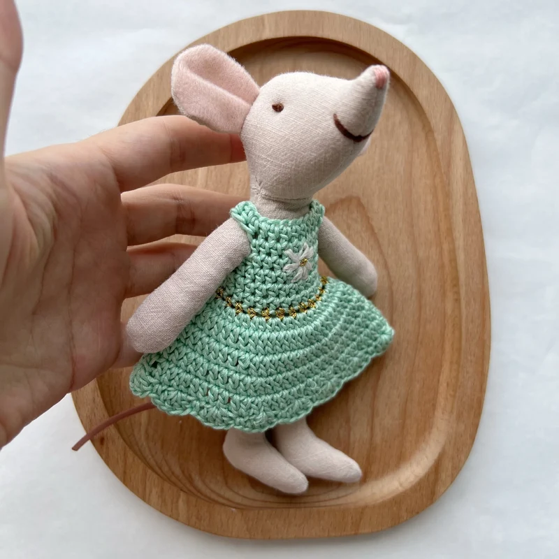 Handgefertigte Baumwoll-Plüschmaus Puppe mit gehäkeltem Kleid