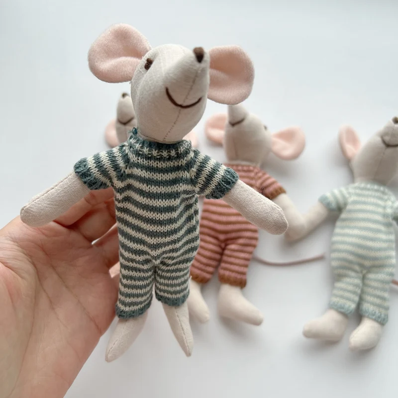 Handgefertigte Baumwoll-Plüschmaus Puppe mit gehäkeltem Kleid