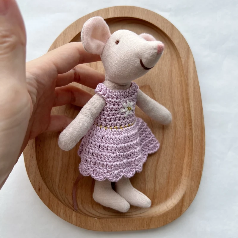 Handgefertigte Baumwoll-Plüschmaus Puppe mit gehäkeltem Kleid